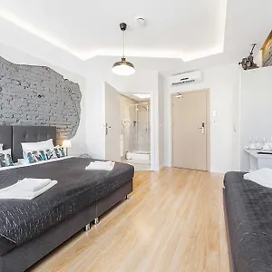 Six Suites, Old Town Апарт-отель
